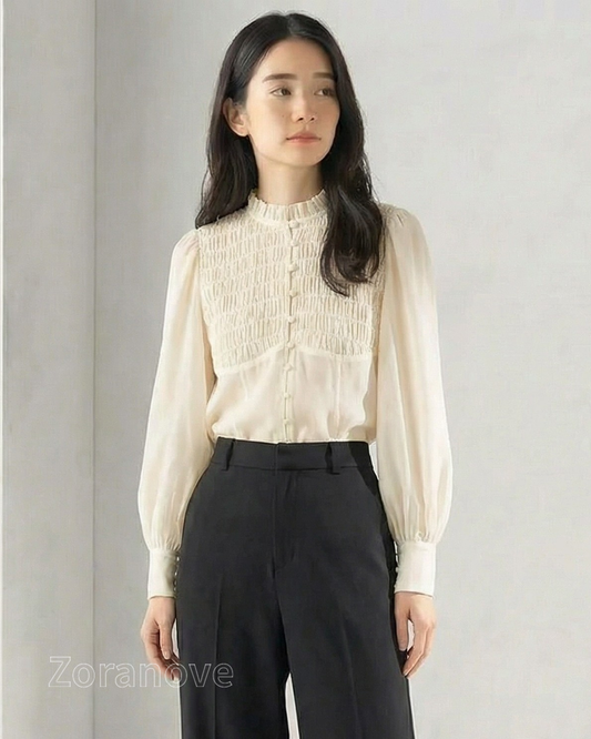 胸前褶皺拼接 × 立領荷葉邊 × 泡泡袖長袖襯衫