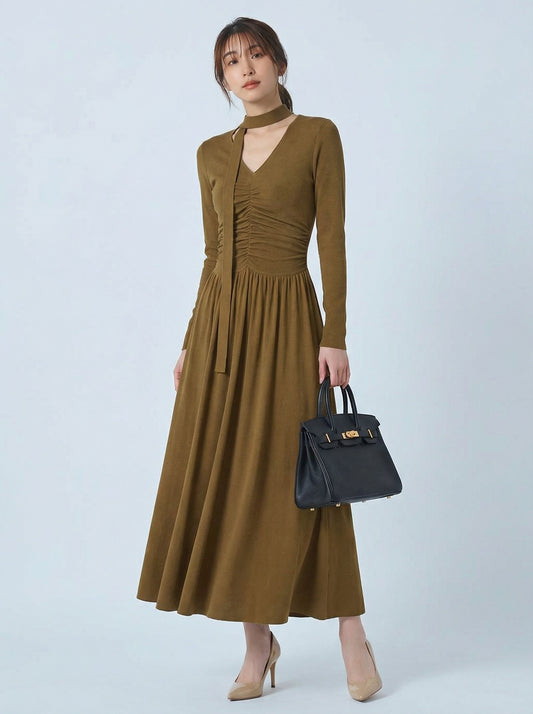 V領頸帶鏤空抽褶收腰針織洋裝