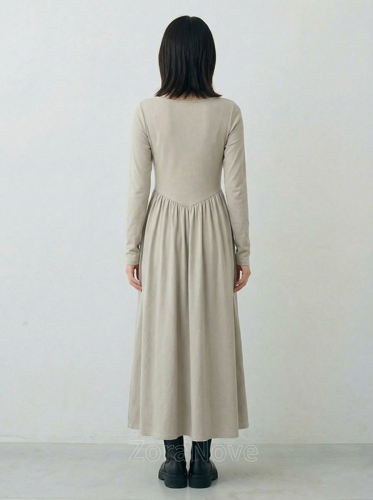 方領修身剪裁＋下擺大擺針織連身裙