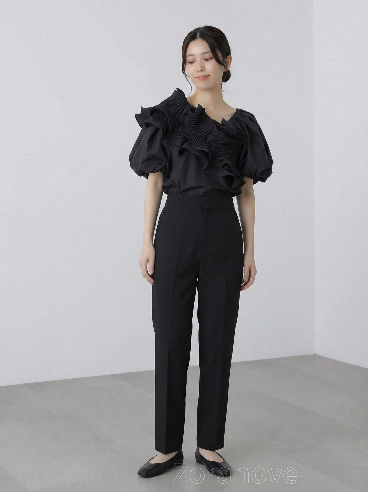 不對稱荷葉邊立體壓褶泡泡袖襯衫