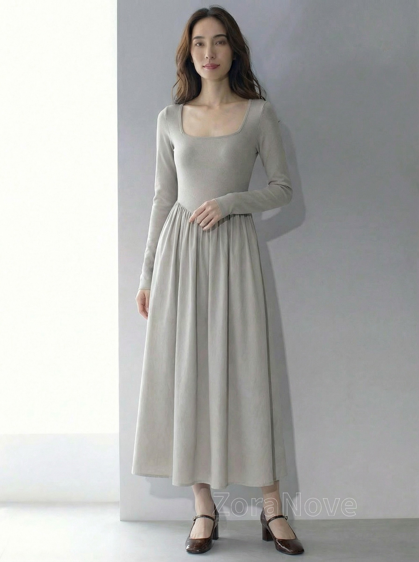 方領修身剪裁＋下擺大擺針織連身裙