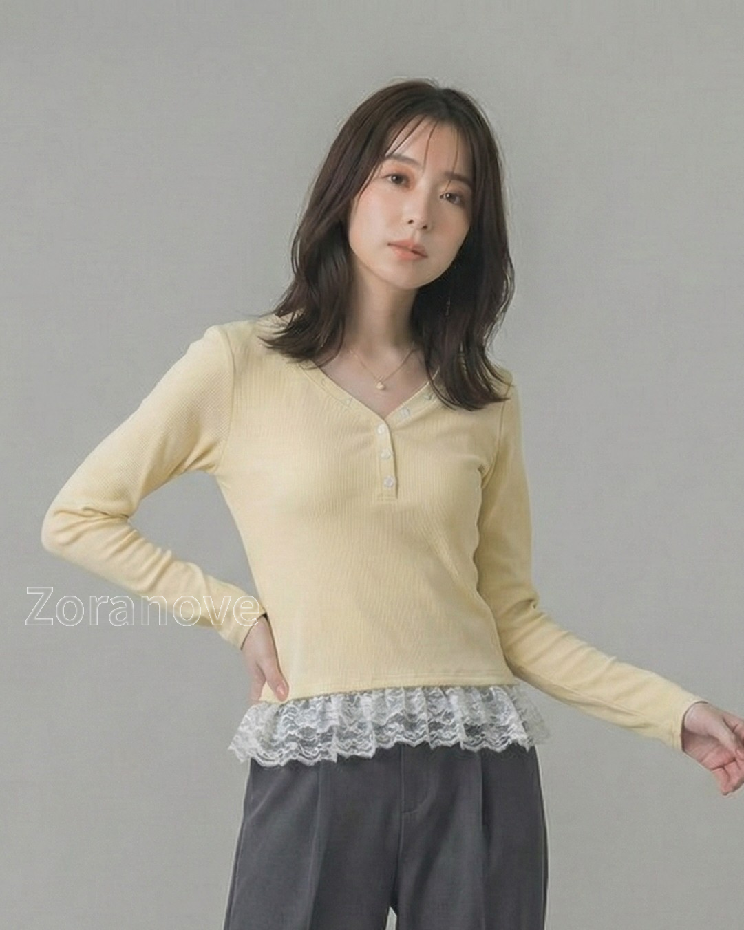 V領排扣蕾絲拼接內搭上衣