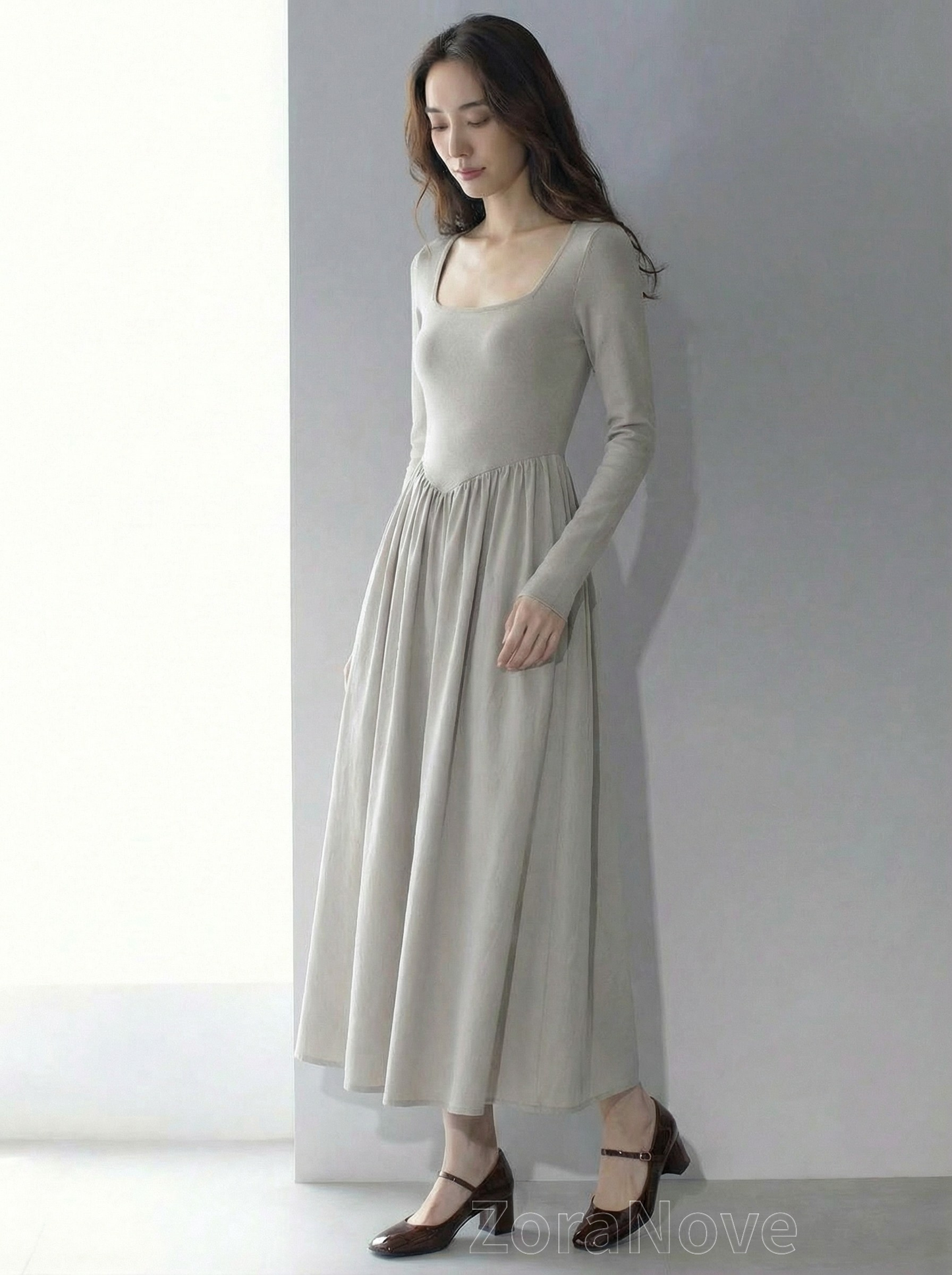 方領修身剪裁＋下擺大擺針織連身裙