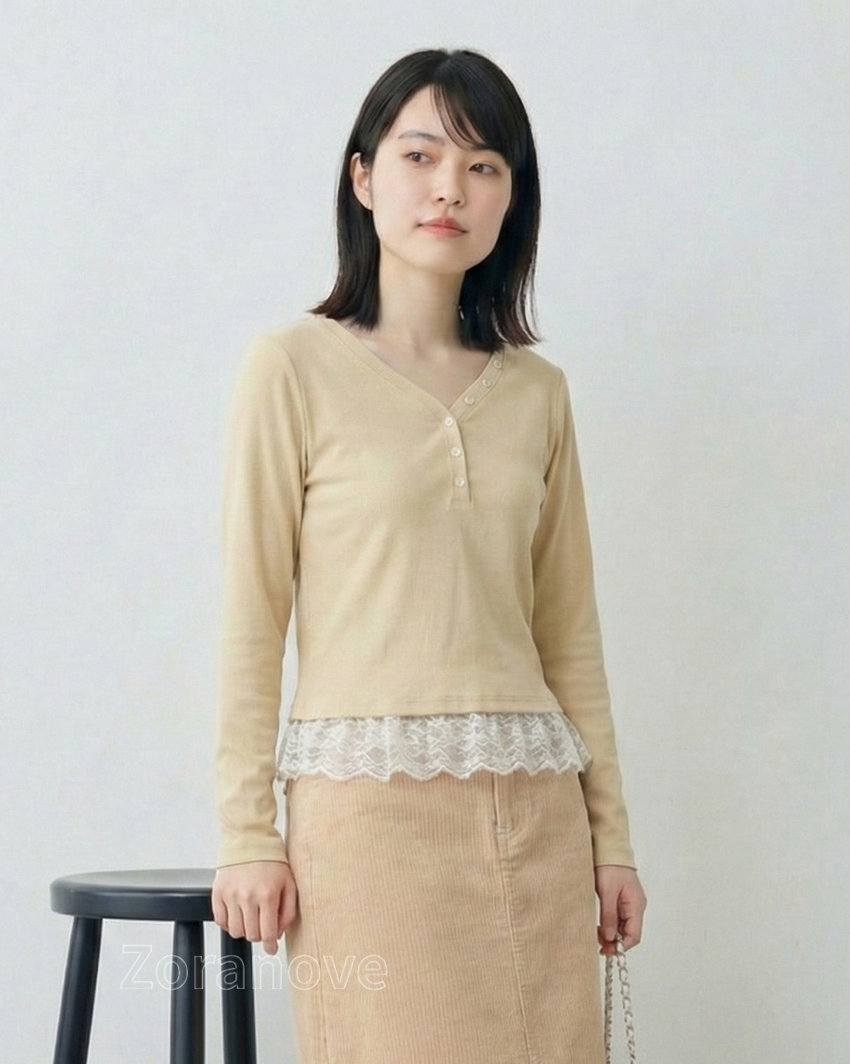 V領排扣蕾絲拼接內搭上衣